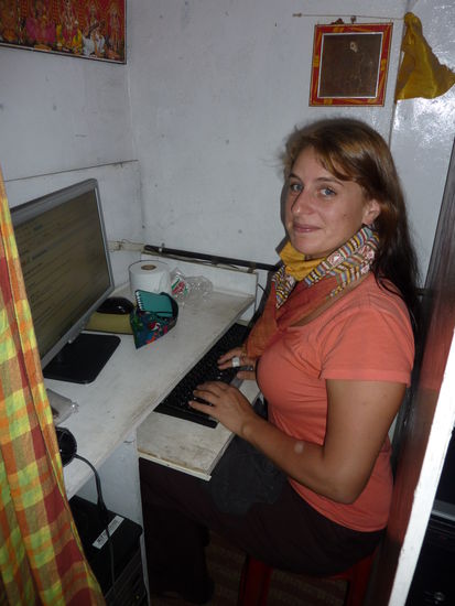 Ich weiss nicht ob das ein ergonomisch genehmigter Arbeitsplatz ist???
Die eigentliche Qual ist jedoch die "Geschwindigkeit" der Verbinung! 