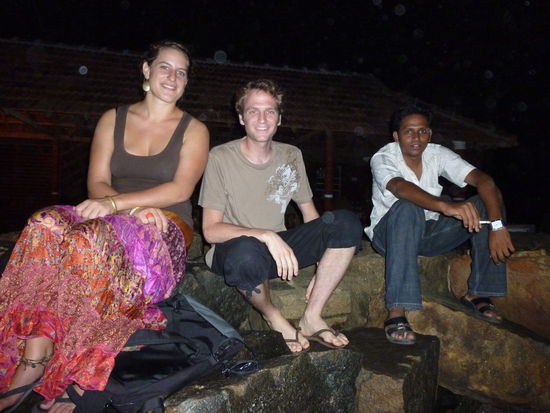 Die netten Jungs die auf das Resort aufgepasst haben sind uns nicht mehr von der Seite gewichen! Es ist ja uch so interessant den Touris beim Zigaretten drehen zuzuschaunen und "unauffaellig" in die Kammera zu spickeln, wenn sie ihre Bilder anschauen...