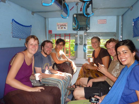 Hinten links seht ihr das sechste Mitglied unsrer kleinen Europagruppe, Maki