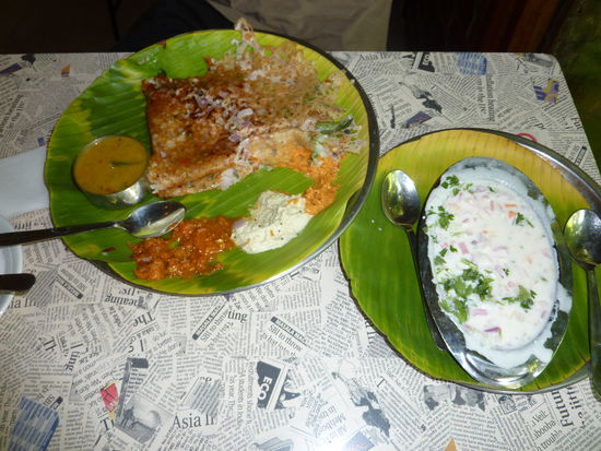 Wichtiges Bild! Das ist leckeres suedindisches Fruehstueck
Onion Rava Dosa und Vegetable Raita...mhhhh!
Das ist Reismehlteig "Pfannkuchen" (glauben wir jedenfalls  ) mit Zwiebeln drin. Dazu bekommt man Kokusnusschutney (das weisse) und Sambal, die Sosse im silbernen Toepchen. Hier gab's sogar noch mehrere Chutneys.
Raita ist immer eine Joghurtsosse
Ich vermisse jetzt schon das indische Essen...hm...