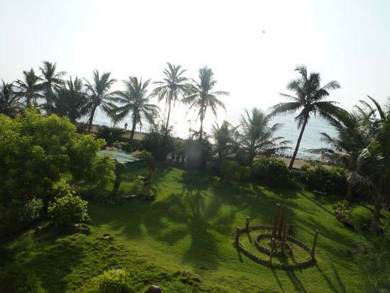 Die Leute im Ashram machen unter Anderem Karma Yoga - d.h. sie halten Haus und Garten in Schuss! Fuer uns hiess das, das erste mal barfuss ueber Rasen laufen seit Monaten!!!