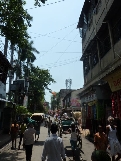 Diese Rikschas die von Menschen gezogen werden sind wohl eine der verwirrendstenn Sachen in Indien fuer mich! Ich fuehle mich schon so schlecht wenn ich ne Fahrradrickscha nehme! Und die Inder sitzen gerne mal mit drei Leuten und dem Wocheneinkauf fuer ihre Grossfamilie drin!