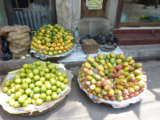 Mangos sind die Entdeckung meiner Reise!!!
Ich mochte sie nie, aber mittlerweile bin ich ein grosser Fan!
Local Style: oben aufbeissen und auslutschen! Yummiiiieeee!