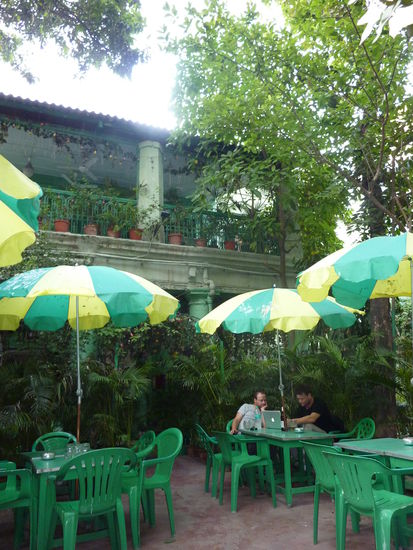 Eine kleine Erholungsoase! In diesem Hotel haetten wir gerne gewohnt...aber 2500rs (= ueber 40 Euro) die Nacht... ;(
So haben wir uns einfach ne Kanne Chai bestellt und den ganzen Nachmittag in deren Garten  gelesen 