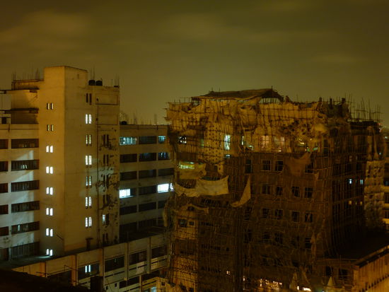 Die Baustelle koennte aktuell sein oder seit 2 Jahren stillgelegt....man weiss es nicht...hm...wenn ich mir das Bild so anschaue, faellt mir ein, dass wir auf genau so einem Haus waren um das Bild zu machen....Gott sei Dank hab ich Indien ueberlebt! 