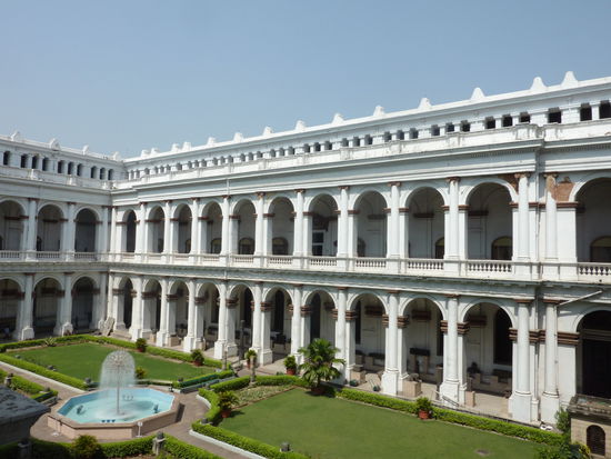 NATUERLICH haben wir auch das volle Kulturprogramm durchgezogen! 
Das indische Nationalmuseum!
Gott war das langweilig!