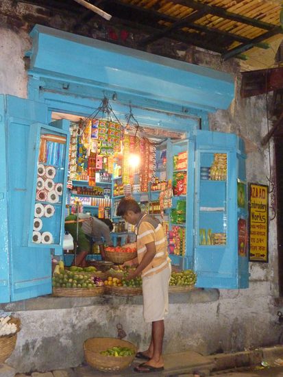 Typischer Shop in unserem Viertel. Die sind gerne so gross wie bei uns Schaufenster!