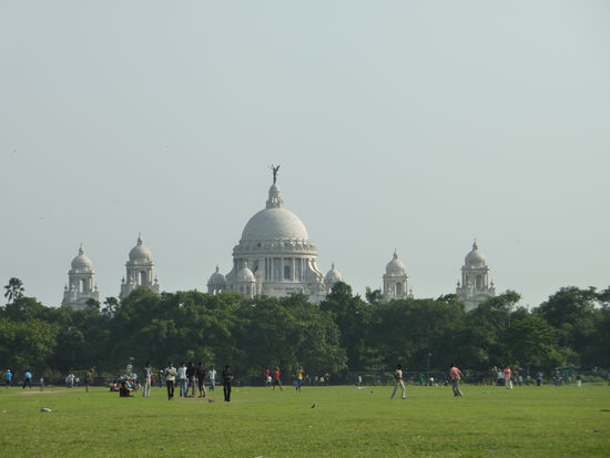 Victoria Memorial
Wurde zu Ehren der englischen Koenigin gebaut und man sagt es sei eines der grossartigsten Bauwerke Indiens, nur dass es die Inder nicht so promoten, weil die Englaender es gebaut haben...
Davor, was fuer eine Ueberaschung - Inder beim Cricket spielen!