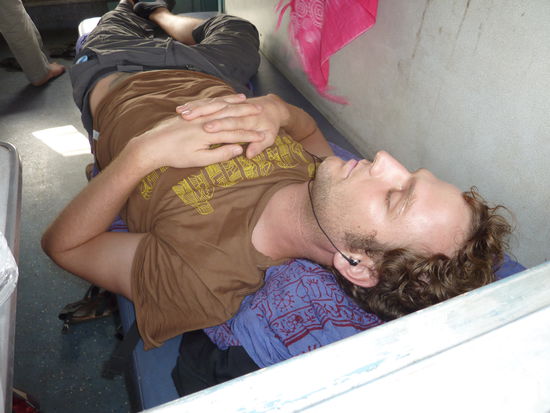 So gemuetlich! 
Ah, da sehe ich gerade; ein Ipod zum schlafen empfielt sich sehr! Mit Inear Kopfhoerern am besten! Denn natuerlich hupen entgegenkommende Zuege in einer Tour und man schreckt aus dem Schlaf auf oder wird "dollohrig" wenn man keinen Ohrenschutz hat!