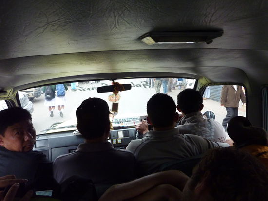 Die Hinfahrt fing schonmal gut an, wir hinten zu fuenft und die Herren zu 4. auf den beiden Vordersitzen! Der ganz rechts "faehrt". Das hab ich ja ganz gerne!