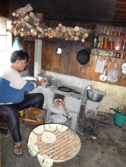 Die Zubereitung unseres Fruehstuecks. Ich hab mich in der Kueche rumgedrueckt! Der einzige Platz mit Heizung im Haus = Kochfeuer 