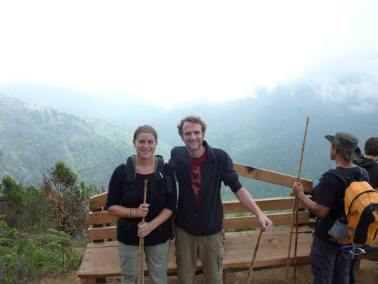 Ich war so froh, dass mir Rick noch einen zweiten Bambusstock schnitzte, denn meine Beinmuskeln waren nicht mehr so zuverlaessig beim Abstieg! 