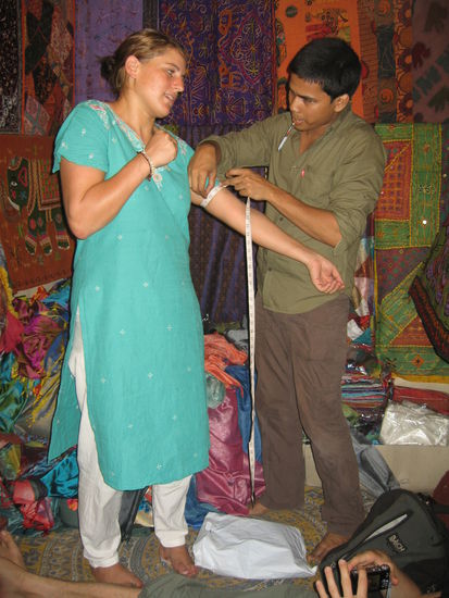 Strenge Miene um auch sicher zu stellen, dass mir as Oberteil auch passen wird, das sie mir schneidern und dass ich auch die Farben bekomme, die sie mir versprochen haben...
Sonst kann man sich bei den Schlitzohren echt auf nichts verlassen...