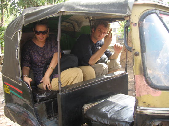 Unser Transportmittel - der Platz neben mir ist Ricks...wir koennen nicht verstehen wie sich die Inder da mit 10 Mann (und wahrscheinlich untertreibe ich noch!!) reinquetschen!