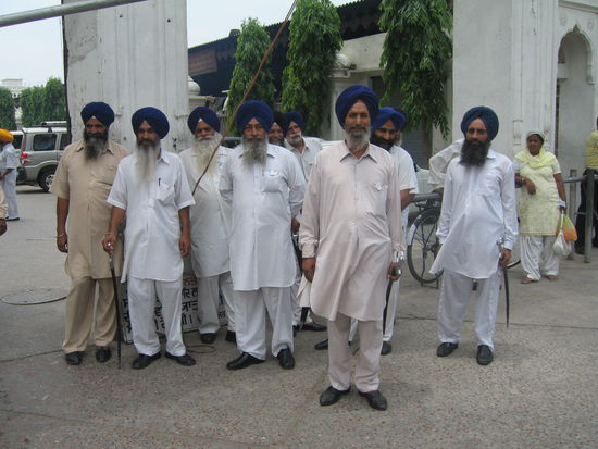 Das sind die Herren die den Eingang zum Tempelbezirk bewachen. Sind sie nicht suess! 