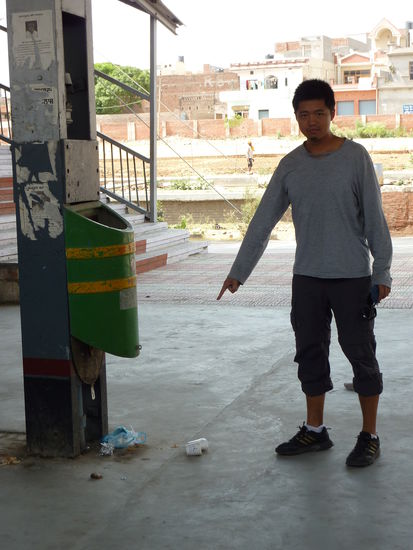 Hahaa, ich hatte ja schon von der Muellpolitik der Inder berichtet, von wegen alles aus dem Fenster werfen und, dass wir unseren Abfall immer brav gesammelt haben.
Bei einem der Zahlreichen Stopps hat Rick unseren Muellbeutel entsorgt...Das Blaue auf dem Boden ist unsere Tuete!  Man hat's halt nicht leicht! 