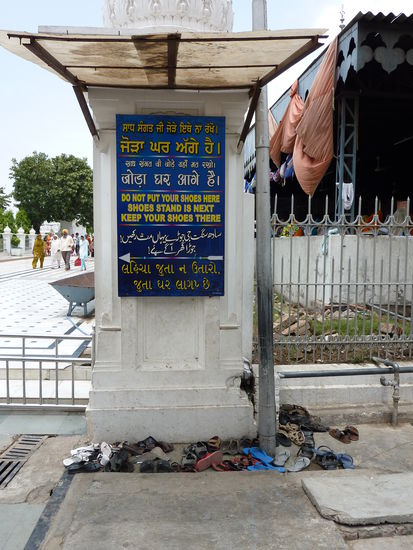 "Do not put your shoes here! Shoestand is next. Keep your shoes there!"
Wir wearen nicht in Indien, wenn sich die Leute auch daran halten wuerden! 