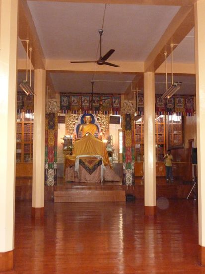 Auf dem gelben sitz sitzt er, wenn er da ist! Leider war er nicht da. In jedem Tempel der zum gleichen Buddhismusrichtung gehoert gibt es einen solchen Sitz, der darauf wartet, dass der Dalai Lama wieder vorbei kommt.