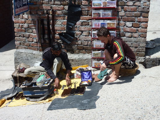 Auch die Schuhe wurden repariert
