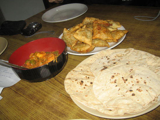 Panneer Butter Masala, Rotis und natuerlich die allzeit beliebten Samosas. Leute wenn ich heim komme gibt's nur noch indisch!! 