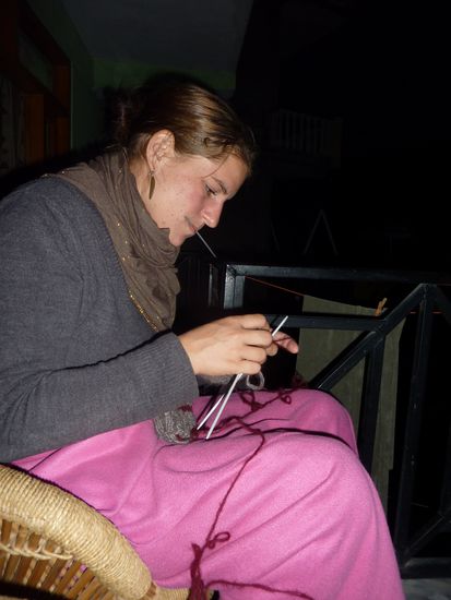 Ahhh und das hatte ich ja noch garnicht erzaehlt! Ich habe in Mc Leod Gansh auch Strickzeug ergattert und bin ganz fleissig dabei uns allen "Verena Heritage Socks" zu stricken fuer die kalten Berge!