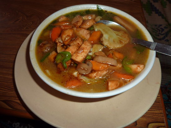 Und das ist das taegliche Essen. Thentuk = tibetanische Gemuesesuppem mit selbstgemachten Nudeln drin. Mmmmmhhhhhhhhhhhhhhh!!!
