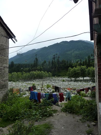Wozu sie an allen Ecken und Enden alte Schneeanzuege zum trocknen aufgehaengt haben fanden wir erst spaeter heraus!