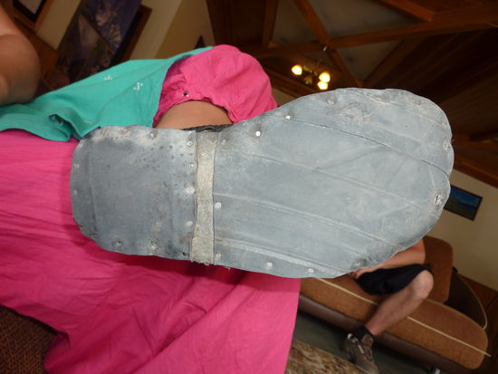 Auch meine Sandalen hatten neue Sohlen noetig! Er hat sie ernsthaft ANGENAGELT! 