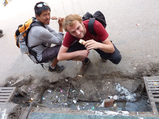 Eis- Time lecker neben der, wie immer, offenen Kanalisation! Ich wollte mal die ganze Szenerie einfangen...