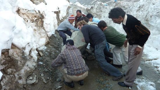 Internationaler Strassenbau 
Die Jungs mussten mit ran - ich natuerlich nicht!