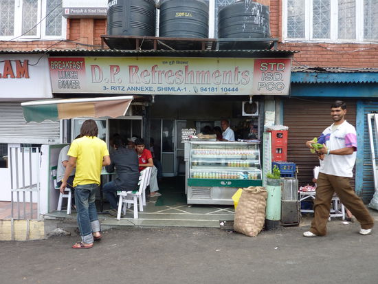 Das Lieblingsrestaurant!
Ausser uns nur Inder, super lecker und billig! Hier assen wir jeden Tag. Und lustigerweise hatte Juerg es auch gefunden, als er in Shimla war!