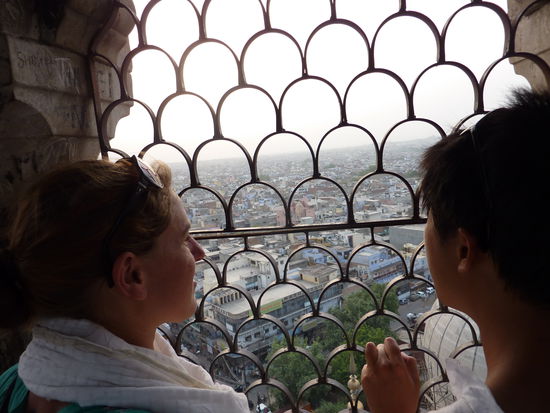 Ahhhhhhhhhhh!!! Angst und geil gleich zeitig!
Ich haette ja wetten koennen, dass der Turm schwankt und das Gitter jeden Moment wegbrechen kann!