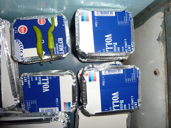 Unser Abendessen:
Da haben sie doch tatsaechlich einen Fehldruck von Omira (einer kleinen Kaeserei im Allgaeu!!!) als Deckel verwendet!
Jeden Tag ne unglaubliche Ueberaschung in Indien!!! 