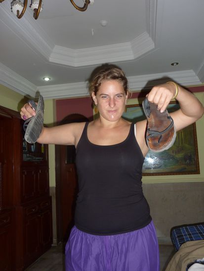 Und die Latschen hatten auch ausgedient! Die letzten Tage hatte ich dauernd die Naegel, mit denen sie die Fahrradreifen an meine Sandalen genagelt hatten in den Fusssohlen! 