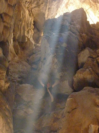 Die Hoehle in der geklettert wird. Der Zwerg in der Mitte ist Sebas!