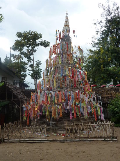 Die Tempel sind noch geschmueckt vom Bluetenfest
