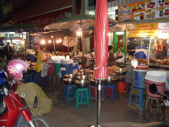 Lecker Essen an der Strasse (bitte rechts die Huehnchen beachten!  )