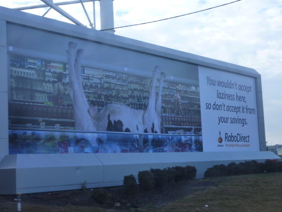 Auf dem Weg zurueck zum Flughafen...
Hahaa! Auch der Humor ist hier wie zu Hause!