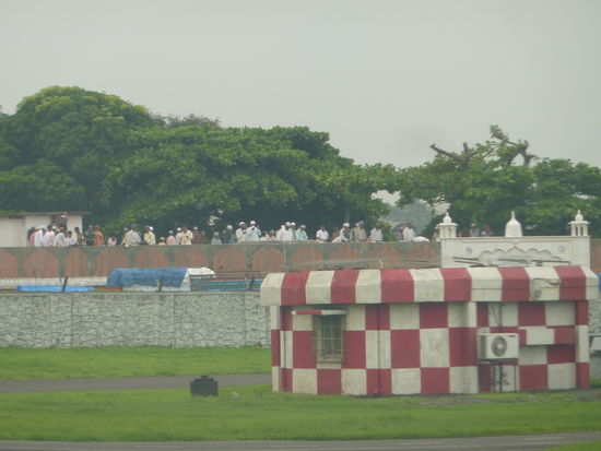 Und sogar beim Abflug zeigt Indien mir noch einmal, dass ich noch laengst nicht alles gesehen habe...auch ein schoener Platz fuer's Mittagsgebet!