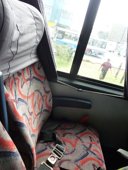 Der erste Suedamerikabus:
Ein Sitz mit Polster und das andere erkenne ich ja fast nicht mehr...
ein Sicherheitsgurt!!! 