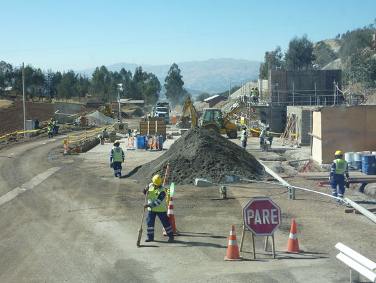 Die Baustelle!!! Sauber, Schilder, Arbeitskleidung, Schutzhelme und Leute ARBEITEN da tatsaechlich!