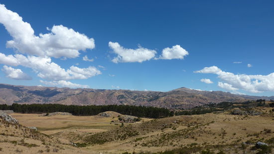 Irgendwo da hinten ist der Machu Picchu erklaert uns unsere franoesische Fuehrein, die natuerlich weder Spanisch noch Englisch kann...