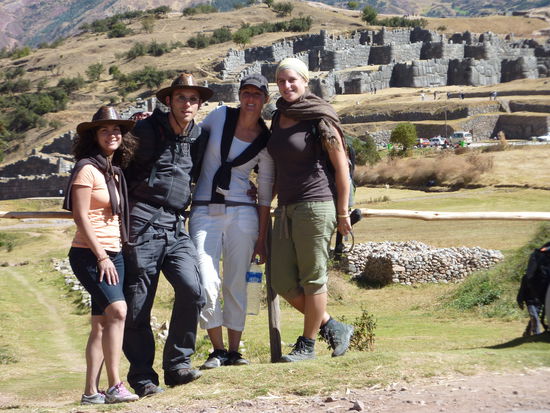 Meine Reitausflugkollegen:
Synthia meine Zimmergenossin und das deutsche Paaerchen Klara (aus Ravensburg!!) und Alex