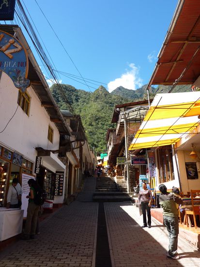 Aquas Calientes - erinnert mich etwas an Indien in sauber und schoen