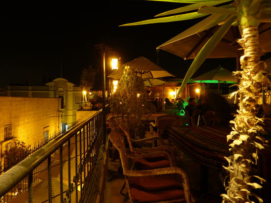 Meinen ersten Pisco Sauer, das peruanisches Nationalgetraenk (ein bisschen wie Caipirinha) hab ich hier getrunken.
Arequipa liegt ja nur auf 2300m und deshalb ist es abend nicht ganz so eisig!
Ich bin immernoch ueberwaeltigt von den sauberen Strassen, schoenen Restaurants und europaeisch schmeckendem Essen!