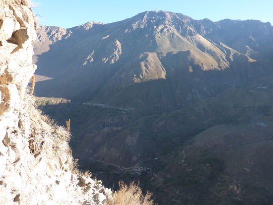 Die Sonne kommt immer weiter runter! Ich hab Angst! Das fiese ist, dass es mit der Sonne heiss wird und je hoeher man kommt die Luft noch duenner wird und muede wird man ja auch noch!