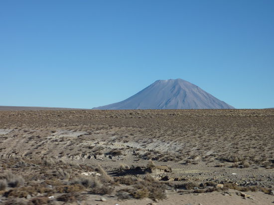 El Misti 6075m von hinten, sozusagen. Das ist der Hausvulkan von Arequipa. Man kann ihn von dort aus immer sehen, von hier aus sieht er garnicht so beeindruckend aus, weil wir selbst so hoch sind!