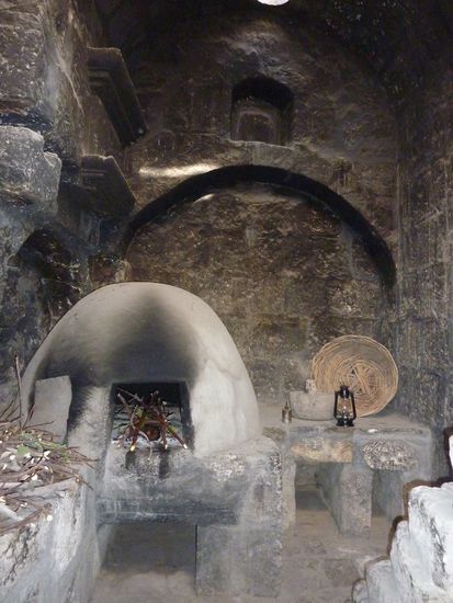 Kueche: diese kleinen Loecher druneter sind nicht fuer Feuerholz, sondern fuer die Meerschweinchen, welche die Kuechenreste bekamen und dann irgenwann selbst im Kochtopf verschwanden, oder eher auf dem Grill! 