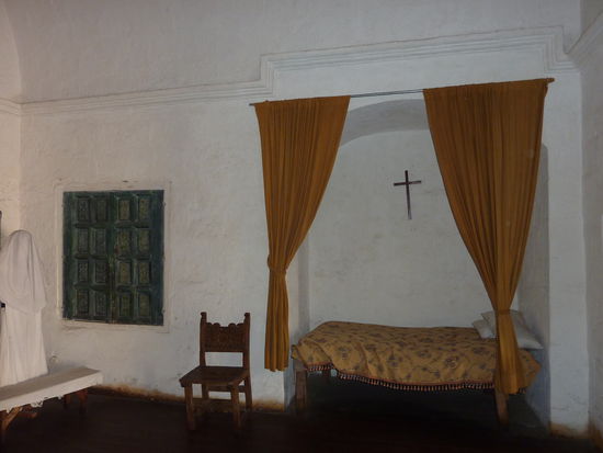 Die Betten waren immer unter so einem Bogen, denn der bricht bei Erdbeben nicht so schnell zusammen!