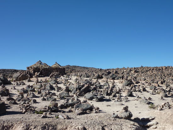 Diese Steinpyramiden sind aus Lava...